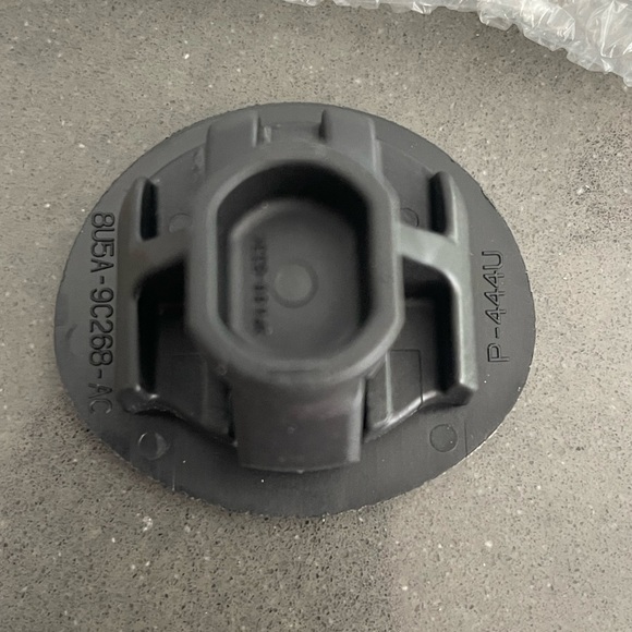 NWT LOCKING FUEL TANK CAP, CAR. Black. - Picture 5 of 6